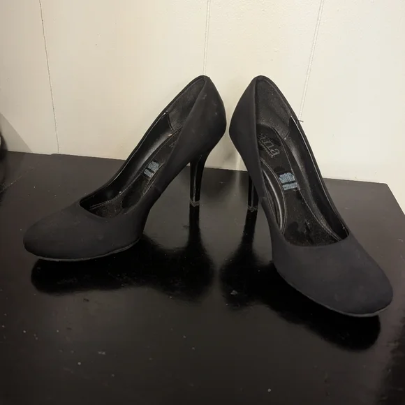 Ana Black Pumps Size 8M - Picture 2 of 6